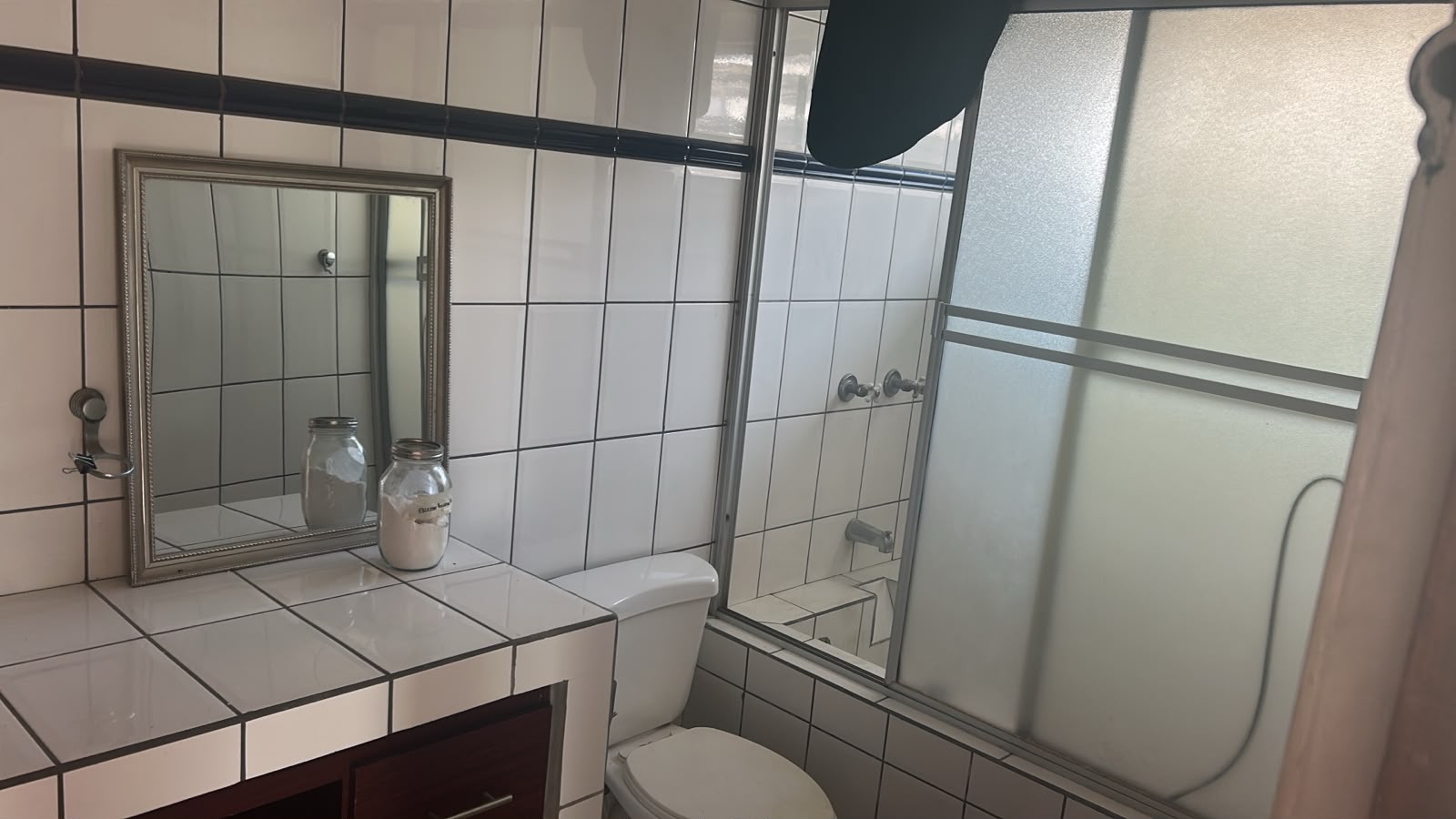 Baño con ducha y mueble