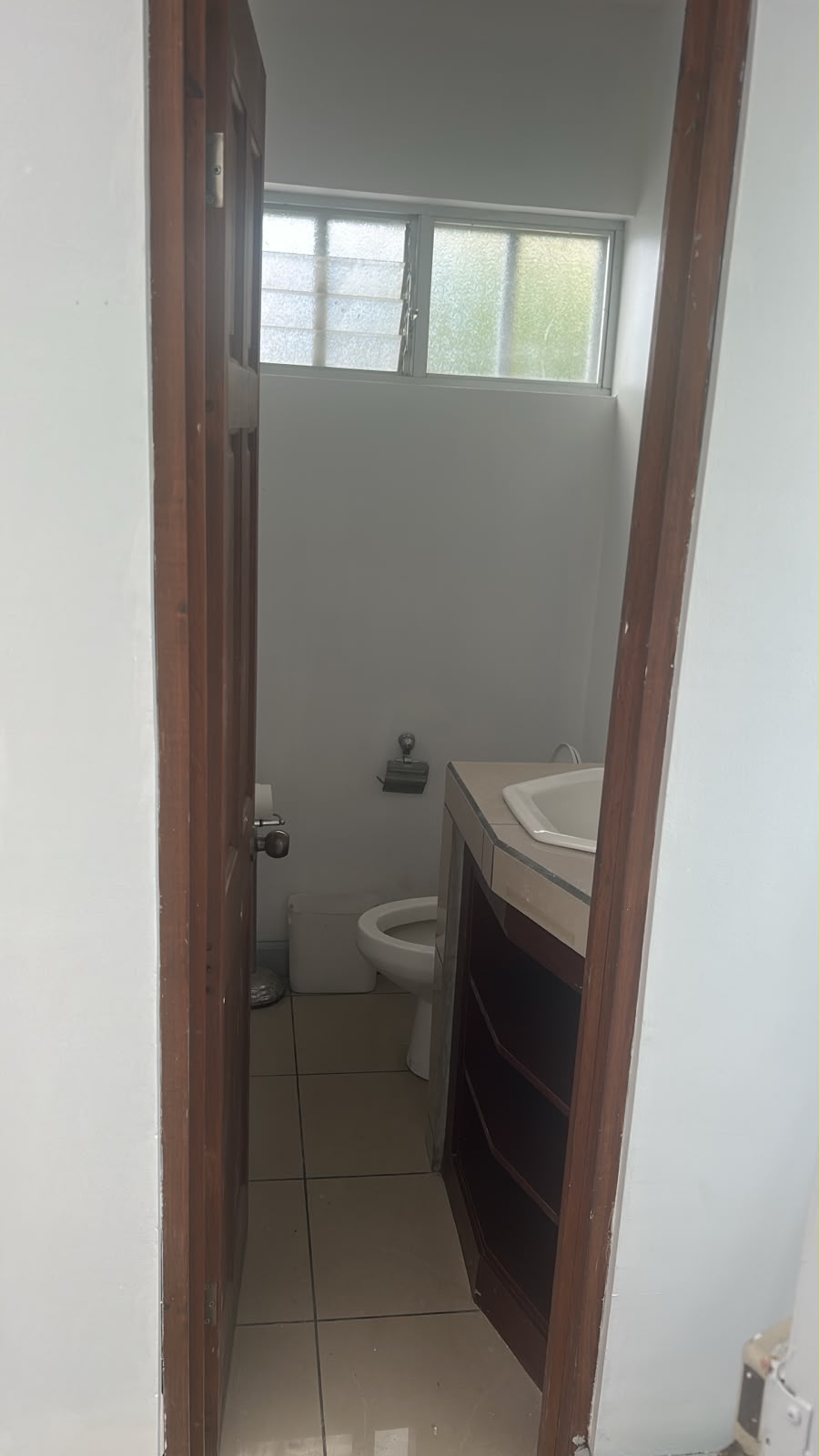 Medio baño con ventana