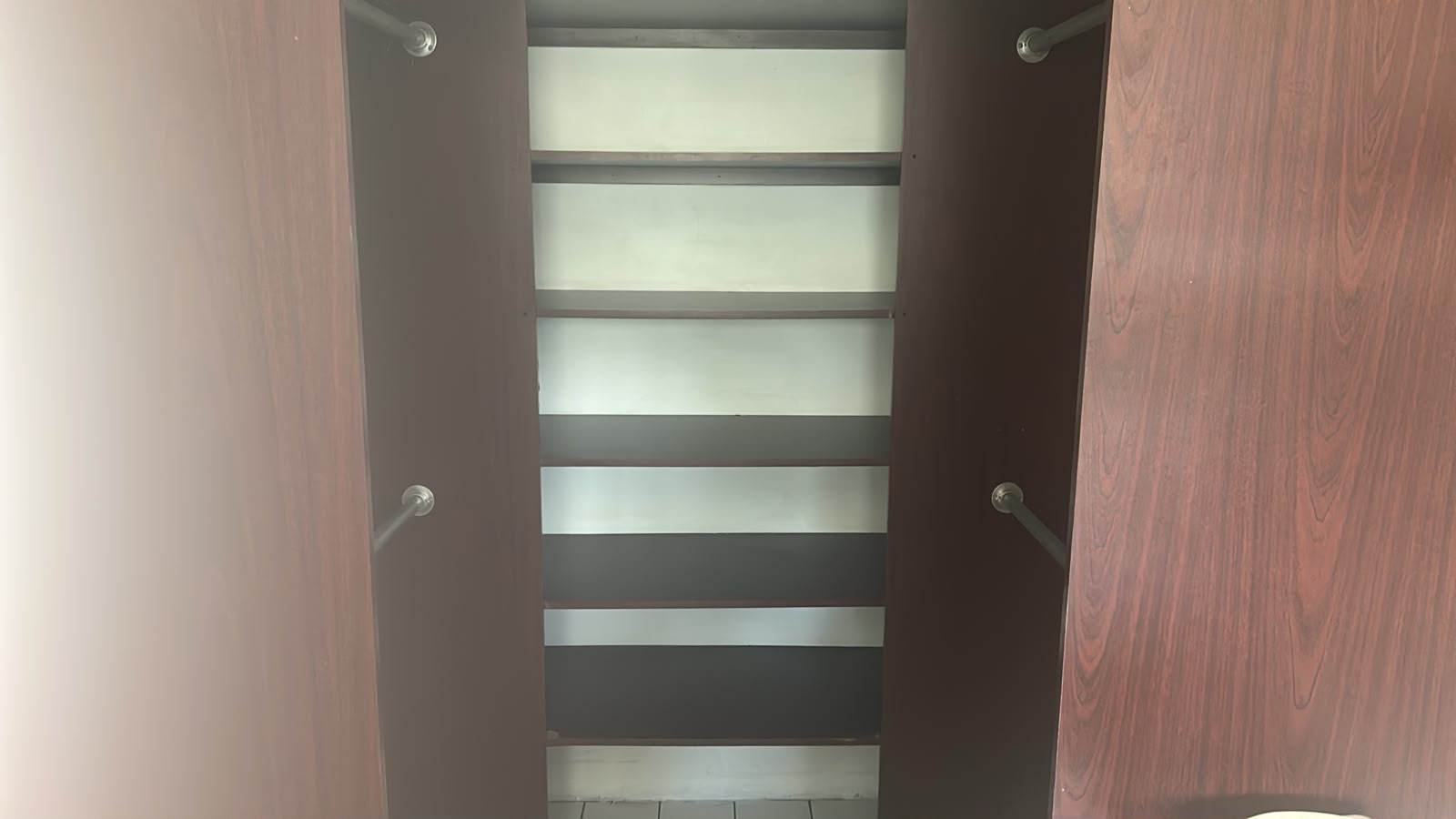 Closet con estantes y espacio para colgar