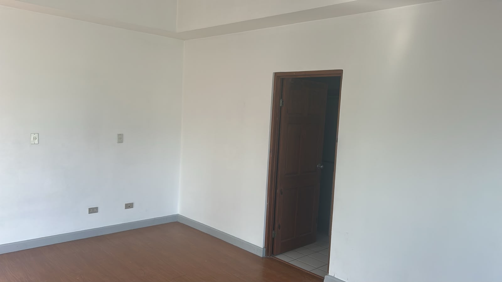 Habitación amplia con piso de madera