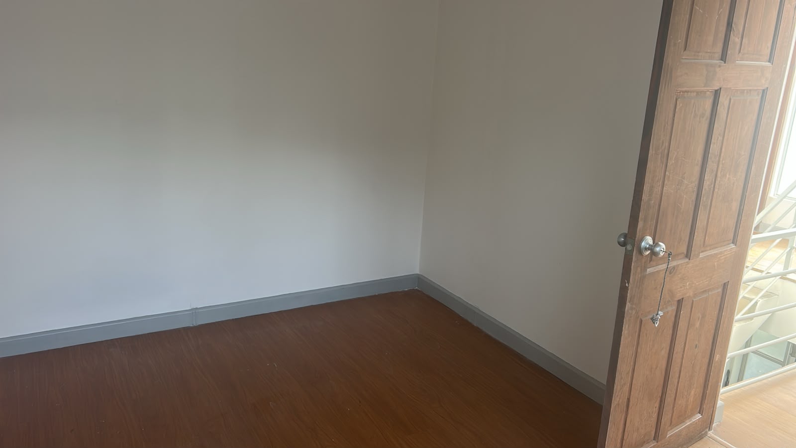 Habitación con piso de madera