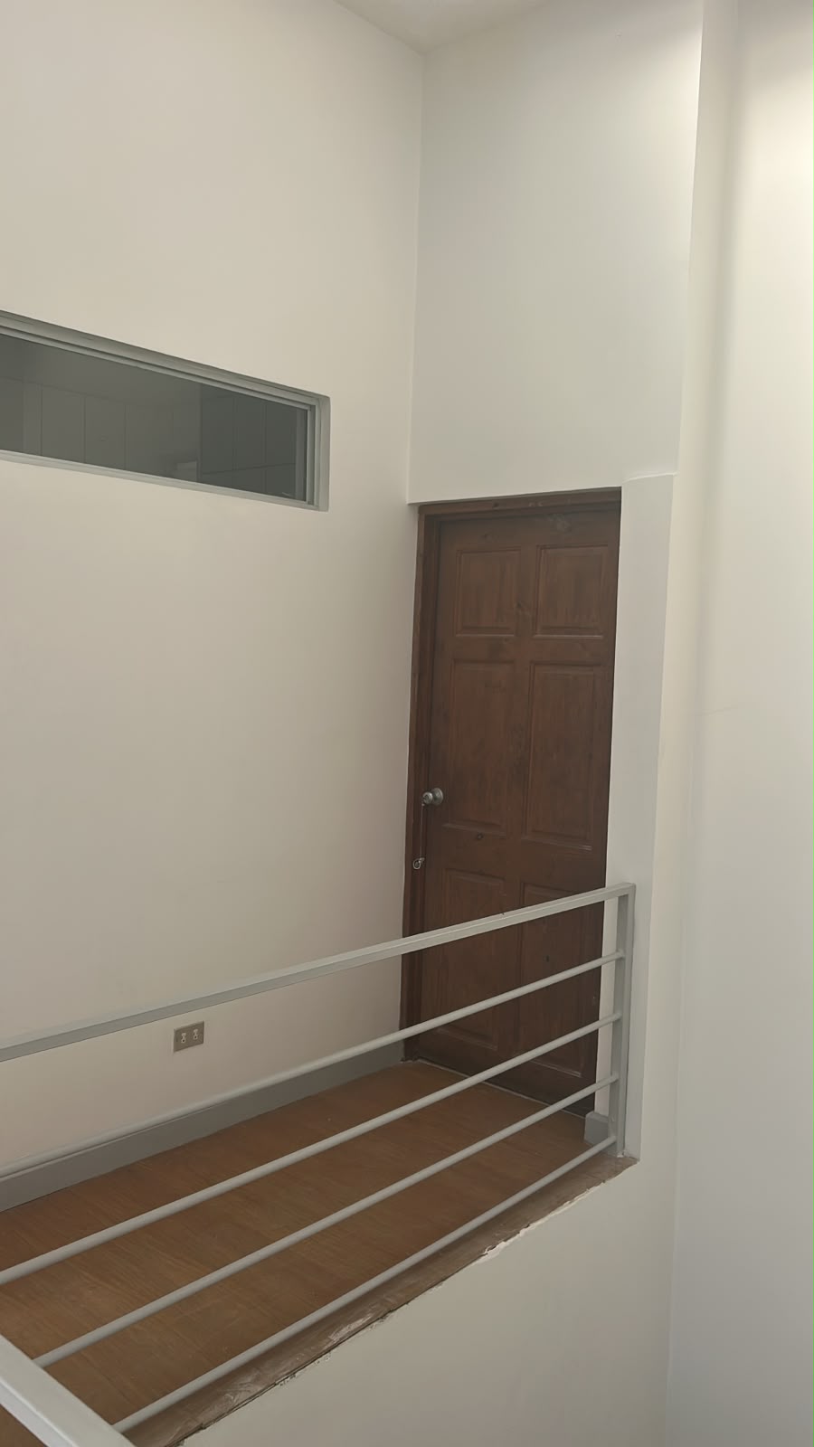 Pasillo del segundo piso con barandas