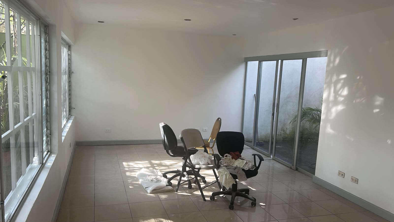 Sala con ventanas y luz natural entrando por el lado