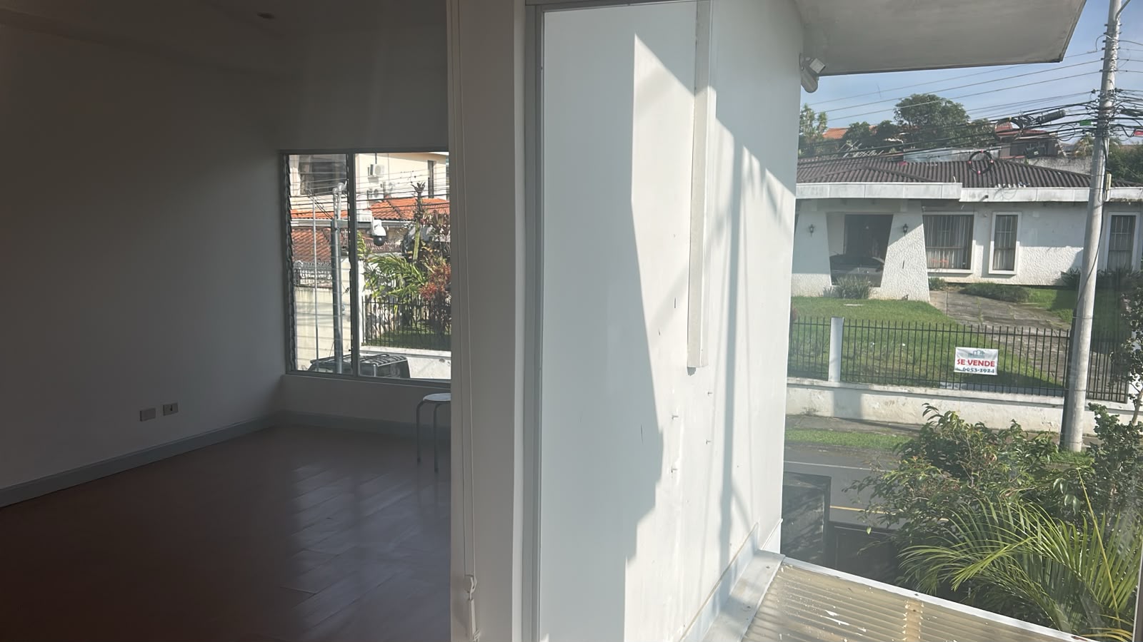Habitación del segundo piso con ventanas amplias